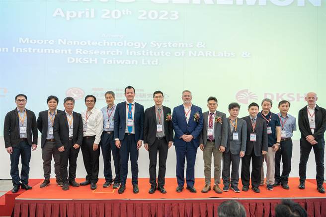 国家实验研究院台湾仪器科技研究中心今(20)日与美国穆尔集团纳米技术公司、台湾大昌华嘉公司签订跨国合作备忘录。(国研院提供)