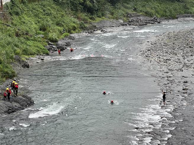 每年5至11月为汛期及颱风季，为防范可能造成的灾害影响，今（20日）于新北市乌来区进行演练视察，由乌来区当地指挥官、乌来区长周至刚亲自率领各组逼真演练，新北市副市长刘和然也率市府团队前往视察。（黄敬文翻摄）