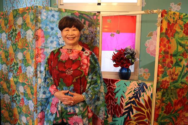 新竹县在地艺术家黄秀华热爱观察生活周围的小花小草，并将所见画成作品。（邱立雅摄）