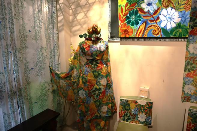 黄秀华的花布作品展现花卉的生命力。（邱立雅摄）