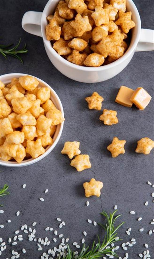 乖乖推出开味零嘴「奇米星海鲜总匯风味」和「奇米星焦糖椰奶风味」两种全新口味，浓郁海鲜和香甜焦糖椰奶，让怀旧零嘴风味更升级。(乖乖提供)