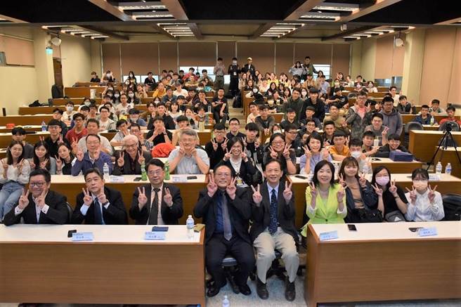 中原工业系在产官学界有眾多优秀系友，图为校友日师生与系友大合影。（中原大学提供／蔡明亘桃园传真）