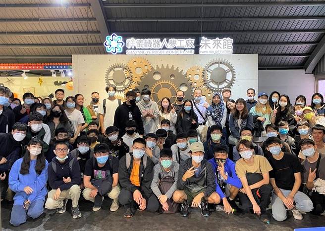 中原工业系师生至祥仪机器人工厂参访。（中原大学提供／蔡明亘桃园传真）