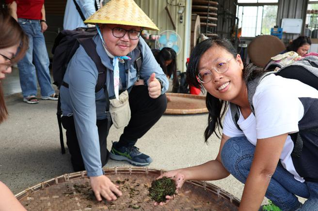 新开部落的青年与在地茶厂，在高雄市政府农业局辅导下，以山茶故事馆的启动营运为契机，规划一系列的体验山茶活动。(高雄市农业局提供)