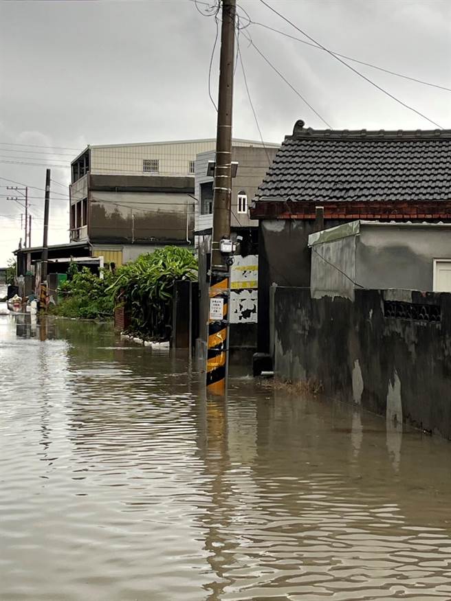 雲林縣沿海地區雨量每小時超過70mm，東勢鄉積水一度達30公分。（雲林縣政府提供／張朝欣雲林傳真）