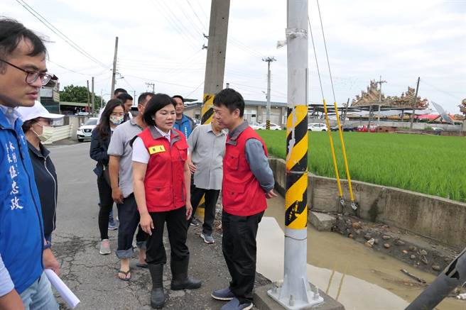 雲林縣長張麗善（右前二）到沿海鄉鎮勘查易淹水地區，強調災害應變中心已啟動3級開設隨時因應。（張朝欣攝）