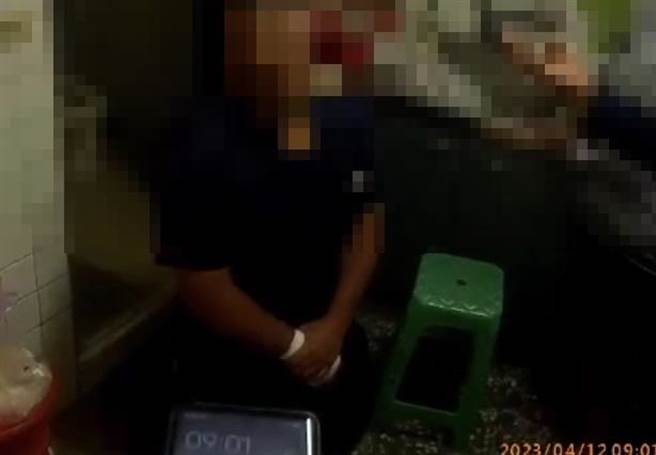 男子见警下跪求情。（翻摄照片／高雄洪靖宜传真）