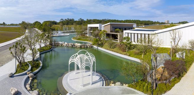 「宏道新竹帝宝」规划14.7万坪绿地广场形塑城市绿肺，採40%低建蔽率、低密度开发，先创造环境再进而创新一座城市。（甲山林集团提供）