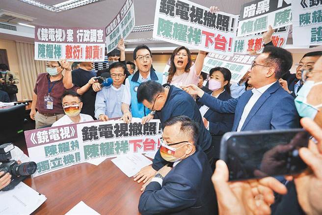 NCC主委陈耀祥（中下）19日赴立法院交通委员会进行「镜电视申设及营运管理问题」专案报告，国民党立法院党团发动甲级动员，再次举牌要求陈耀祥下台。（本报资料照片）