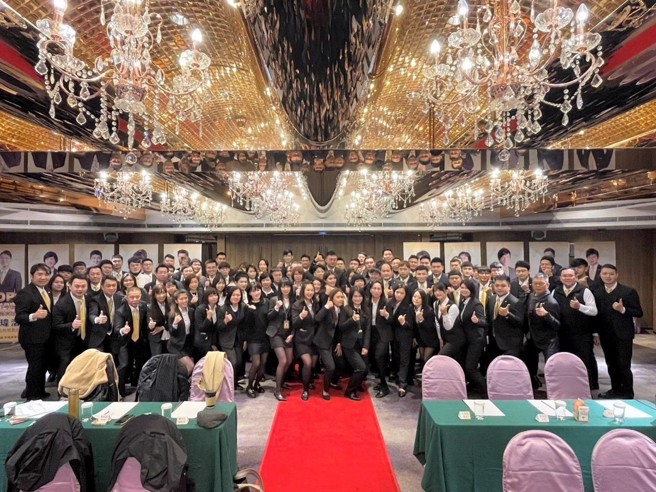 去年黄俊硕团队透过联卖制度便创造了2,300万业绩，是助业绩成长的最大功臣。(图片来源：永庆房产集团)