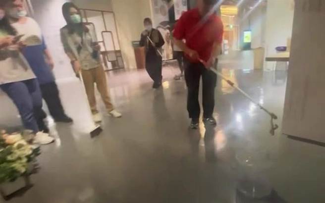 眼镜蛇逛嘉义市博物馆，馆内人员惊吓，捕蛇人员捕蛇。（读者提供／廖素慧嘉市传真）