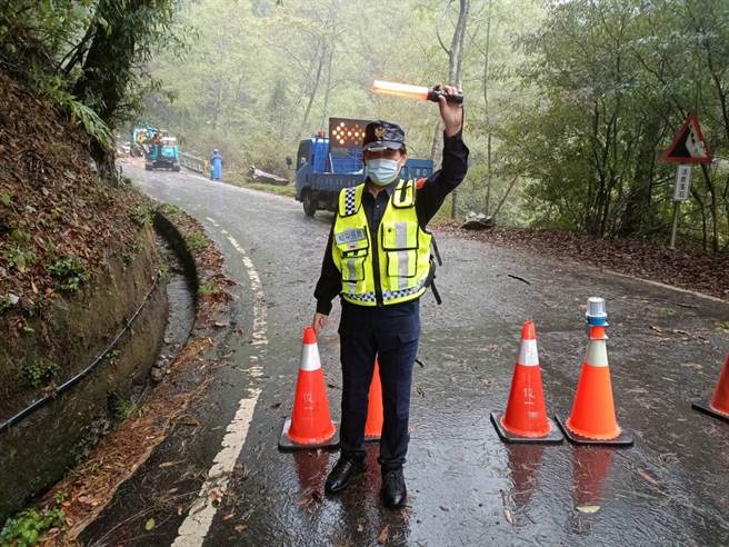 和平區通往大雪山森林遊樂區的雪山路29K路段，20日中午發生落石，造成道路雙向受阻。（民眾提供／馮惠宜台中傳真）