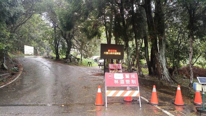和平區通往大雪山森林遊樂區的雪山路29K路段，20日中午發生落石，造成道路雙向受阻。（民眾提供／馮惠宜台中傳真）