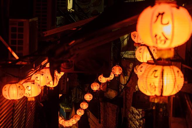 今年首次举办的新北市九份红灯笼祭，获得了美国缪思创意奖的金奖殊荣。（新北市政府提供／张志康新北传真）