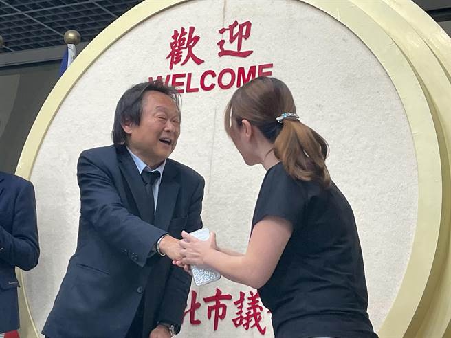 民进党台北市议员王世坚于立委初选胜出，他分析，胜选原因为正义打败邪恶，「善良系赢了」。（刘彦宜摄）