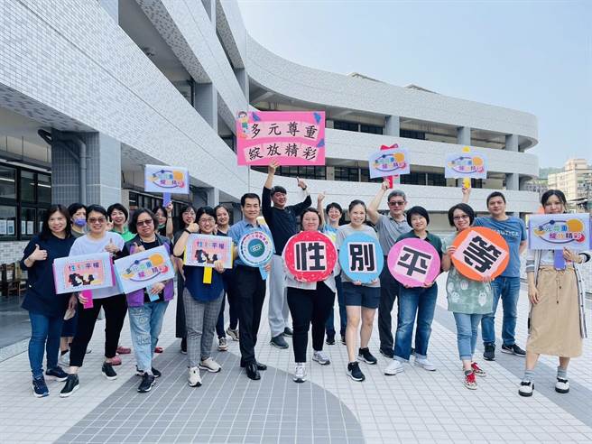 老师们也响应性平教育日打卡活动。（基隆市政府提供／徐佑升基隆传真）