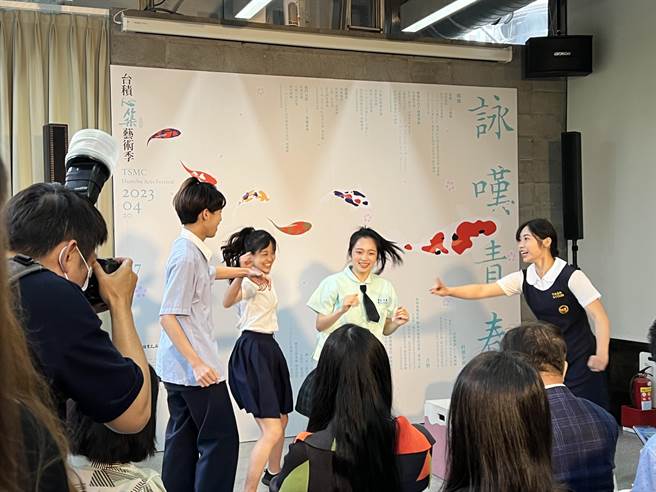 今开幕记者会上，「不然，B计画」剧团演出《青春絮语2023风城版》舞蹈剧场精彩片段。（王惠慧摄）