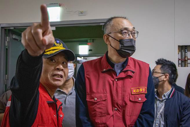 新北市副市长谢政达今率领公安联合稽查小组，前往土城区福和生鲜农产公司的百人移工宿舍稽查。（实习记者徐澜摄）