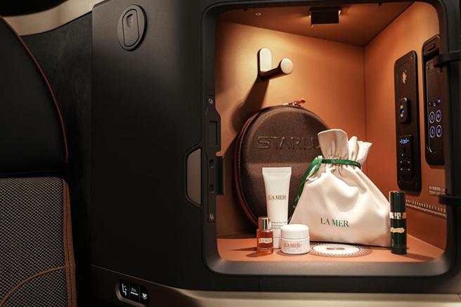 （搭乘星宇航空4月26日至5月31日台北出发至洛杉矶之头等及商务舱旅客，可获得海洋拉娜保养旅行组。图／星宇航空提供）