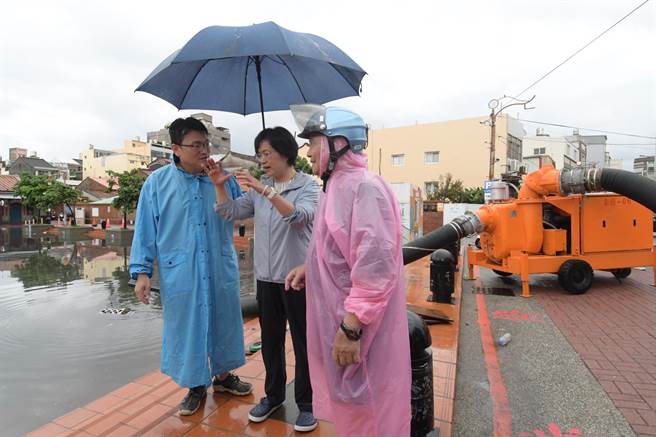 彰化县长王惠美视察鹿港淹水地区。（彰县府提供／孙英哲彰化传真）