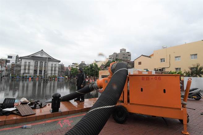  透过定点抽水站及移动式抽水机的运作，鹿港公会堂广场积水逐渐消退。（彰县府提供／孙英哲彰化传真）