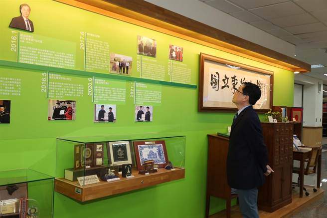 「国立东华大学筹备处」牌匾失落近30年寻获，放在校史室供诗人追忆。（东华大学提供／王志伟花莲传真）