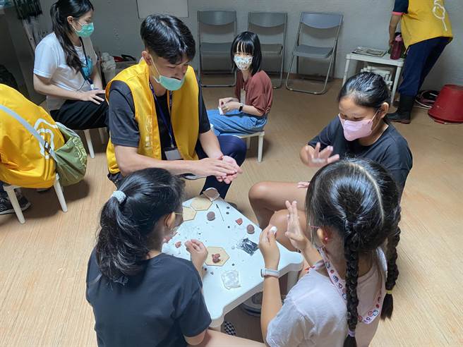 新竹市政府于今年7月3日至8月24日月推出暑期工读计画，图为新竹市立动物园暑期工读资料照。（新竹市政府提供／王惠慧新竹传真）