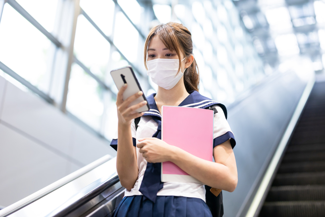 掀少女员工内衣袭胸噁喊：我想吸，淫老板下场惨了。（示意图/shutterstock）