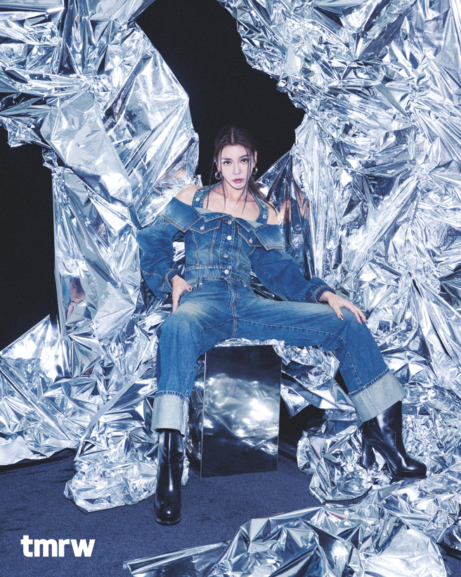 李毓芬是首位C-pop女艺人登上英国《TMRW》杂志的封面。 (李毓芬官方粉丝页提供)