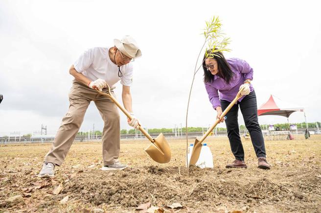 （台湾高铁董事长江耀宗(左)、林务局屏东林区管理处处长杨瑞芬，以实际行动守护台湾生态环境，守护台湾土地与高铁营运安全。图／台湾高铁提供）