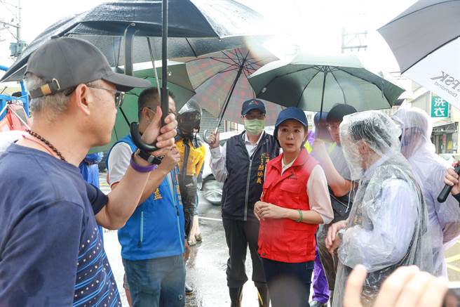 今天上午豪雨造成潭子区大丰路十一张圳两侧住家淹水，台中市副市长王育敏前往视察了解原因。（张亦惠摄）