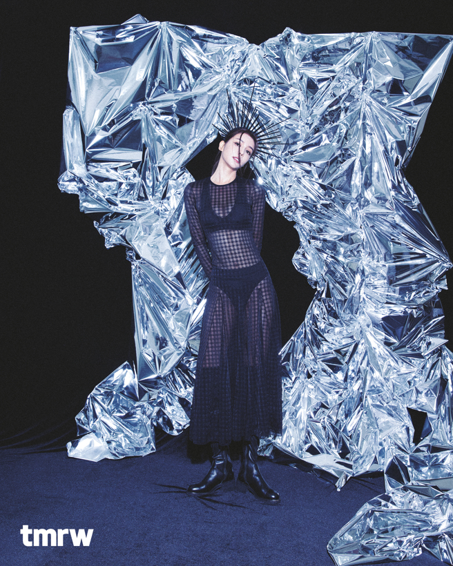 李毓芬是首位C-pop女艺人登上英国《TMRW》杂志的封面 (李毓芬官方粉丝页提供)
