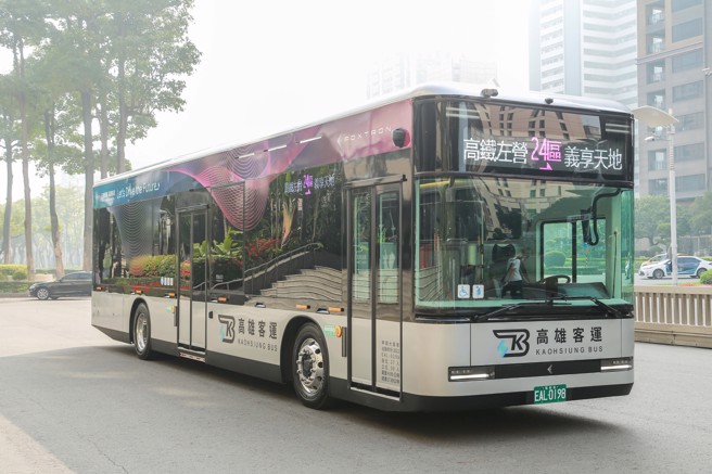 要达成2050净零排碳目标，需要完备的储能系统结合再生能源应用。图为高雄客运运行中的电动巴士（图片来源／高雄客运）
