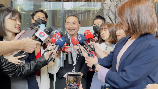 新北市长侯友宜(图)在新加坡出访，对于是否会见到星国总理李显龙，他表示都尊重新加坡安排。（吕健豪／摄）