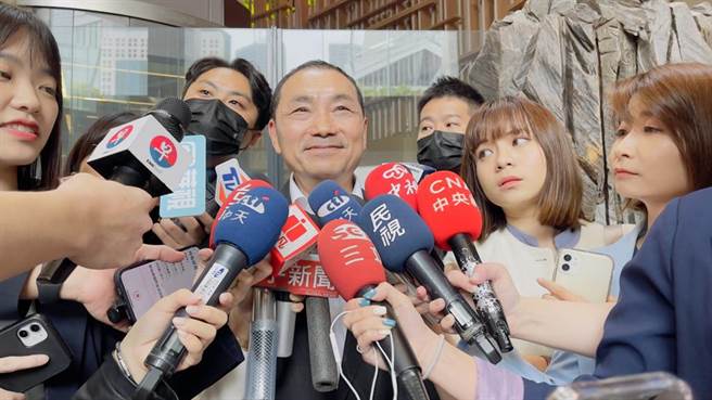 人在新加坡的新北市长侯友宜，全程掌握淡水火灾及土城枪击案的情形。（吕健豪）