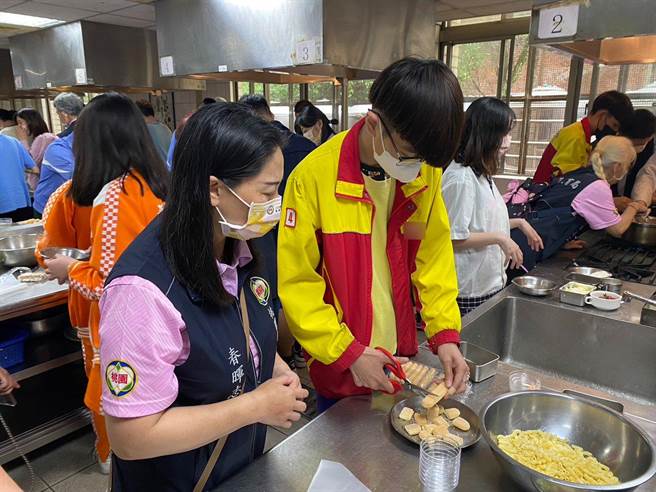 桃园市教育局今于永平工商办理青少年职业试探多元成长活动，邀请市内约30名国高中生参与。（蔡明亘摄）