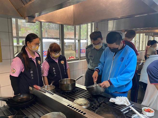 桃园市教育局今于永平工商办理青少年职业试探多元成长活动，桃园春晖志工也陪伴参加。（蔡明亘摄）