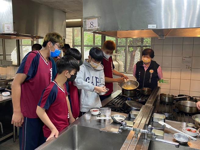 教育局表示，盼藉职业探索多元体验活动，启发学生职涯性向，助其找到未来就学和就业的目标。（蔡明亘摄）