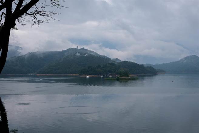 锋面报到，日月潭区降雨量虽然不多，不过上游集水区有丰沛雨量。（全小姐提供／杨静茹南投传真）