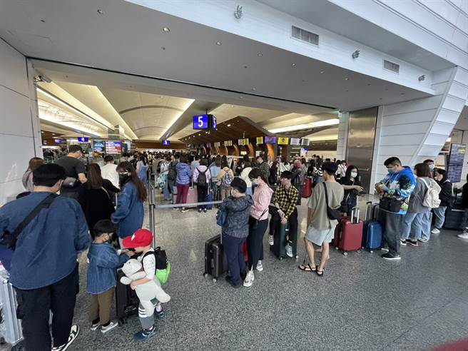 台湾解封半年，国人出国旅游多、外国旅客入境少，产学界认为政府行销脚步太慢。（陈佑诚摄）