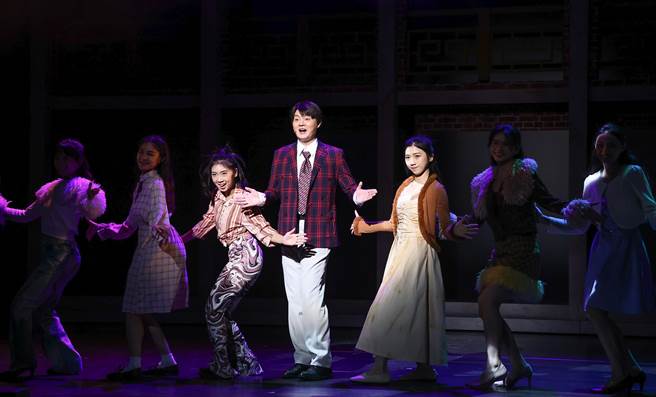 金曲歌王许富凯（中）首度挑战音乐剧《同学会！同鞋~》，就一肩挑起男主角的重责大任，演出傻憨公务人员。（罗永铭摄）