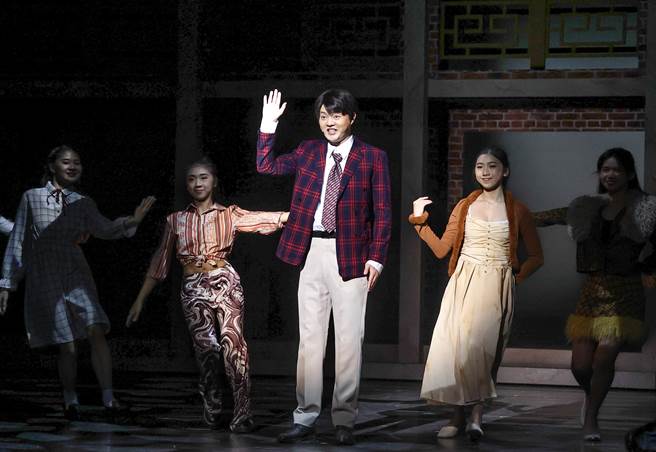 金曲歌王许富凯（中）首度挑战音乐剧《同学会！同鞋~》，就一肩挑起男主角的重责大任，演出傻憨公务人员。（罗永铭摄）