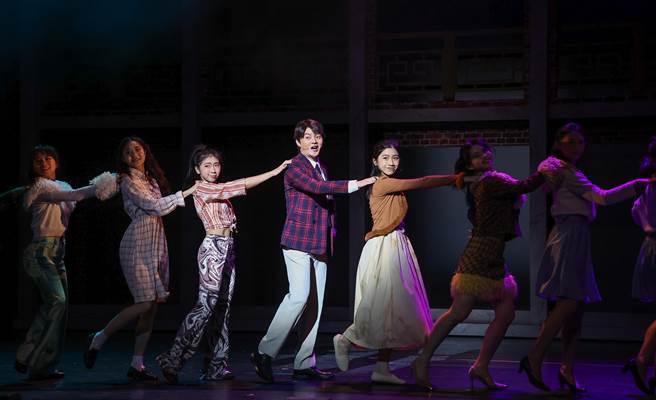 金曲歌王许富凯（中）首度挑战音乐剧《同学会！同鞋~》，就一肩挑起男主角的重责大任，演出傻憨公务人员。（罗永铭摄）