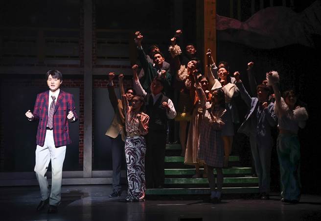 金曲歌王许富凯（左）首度挑战音乐剧《同学会！同鞋~》，就一肩挑起男主角的重责大任，演出傻憨公务人员。（罗永铭摄）