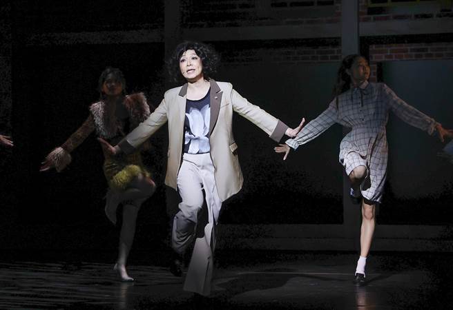 赵咏华（图中）出席《同学会！同鞋~》音乐剧彩排记者会，并现场彩排演出。（罗永铭摄）