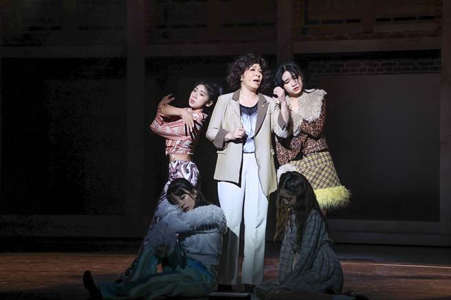 赵咏华（图中）出席《同学会！同鞋~》音乐剧彩排记者会，并现场彩排演出。（罗永铭摄）