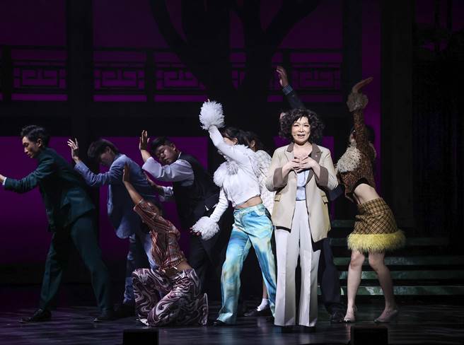 赵咏华（图中）出席《同学会！同鞋~》音乐剧彩排记者会，并现场彩排演出。（罗永铭摄）