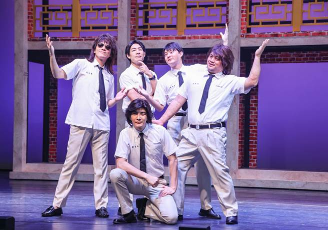 凯尔（后排左起）、蓝钧天、许富凯、王冠镜，谢佳见（前排）出席《同学会！同鞋~》音乐剧彩排记者会。（罗永铭摄）