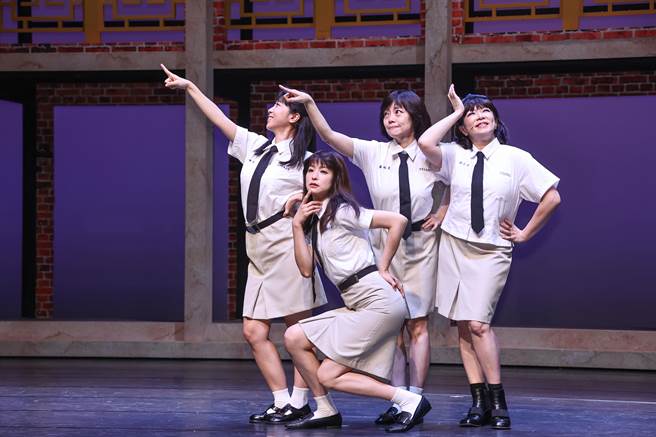 金仁馨（后排左起）、范瑞君、赵咏华，赖雅妍（前排）出席《同学会！同鞋~》音乐剧彩排记者会。（罗永铭摄）
