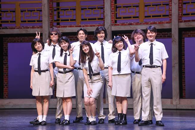 范瑞君（前排左起）、金仁馨、赖雅妍、赵咏华、凯尔（后排左起）、蓝钧天、谢佳见、王冠镜、许富凯出席《同学会！同鞋~》音乐剧彩排记者会。（罗永铭摄）